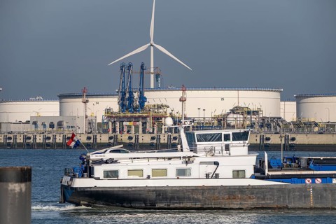 Large oil tanks at MaasvlakteOlie Terminal N.V., in the Yangtzekanaal, Maasvlakte 2, Rotterdam,