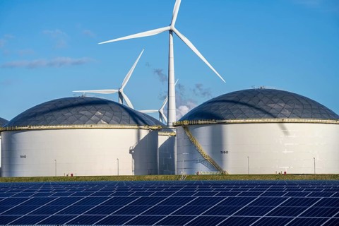 Vopak Solarpark Eemshaven, 19 hectares of solar modules with a capacity of 25 megawatts, around the