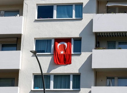 A Turkish flag hangs from the window of a house in Berlin, 01 06 2023