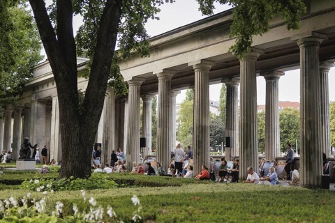 Reading by Ulrike C. Tscharre and live music at the Kolonnaden Bar on Museum Island in Berlin,
