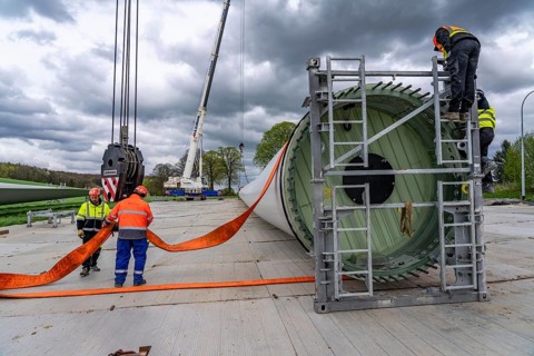 Preparation for the transport of a 68 metre long blade, a wind turbine, with a self-propelled