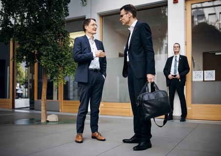 Karl Lauterbach (SPD), Federal Minister of Health, and Stephan Baldus, Clinic Director at the Heart