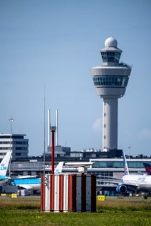 Amsterdam Shiphol Airport, AMS, Aalsmeerbaan, runway, radar to detect flocks of birds, on all 6