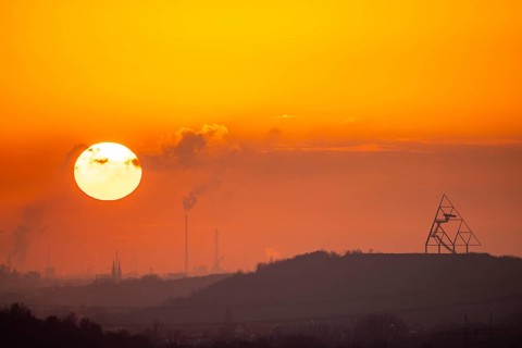 Slag heap landscape, Beckstrasse slag heap with the Bottrop tetrahedron, Duisburg skyline in the
