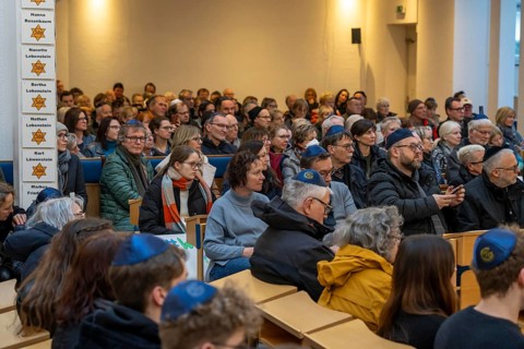 Suitcase march in Recklinghausen, for the 2nd time over 500 people walk through Recklinghausen,