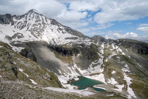 Mountain landscape with snow and blue mountain lake, summit Hoher Riffler and Friesenbergsee,