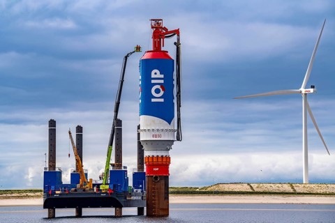 Platform with the IQIP EQ-Piling System, for noise-reduced piling of steel pipes, as a foundation