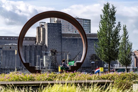 Walk-in steel sculpture on Maashaven Noordzijde street, in the Katendrecht neighbourhood,
