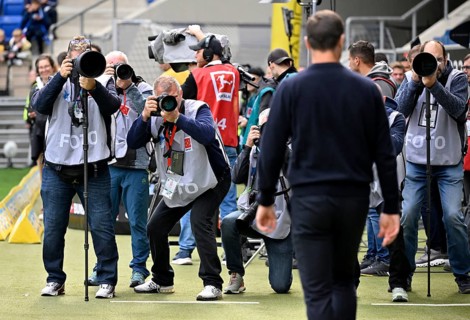 Press photographers, sports photographers photograph coach Xabi Alonso Bayer 04 Leverkusen, PreZero