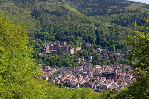 Blick auf das Heidelberger Schloss vom Heiligenberg auf der gegenüberliegenden Seite des Neckars