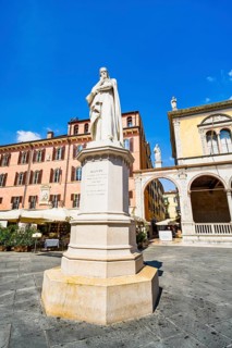 Dante monument in Piazza dei Signori, Verona, Veneto, Italy, Europe