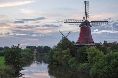 Twin mills, evening, Greetsiel, Krummhörn, East Frisia, Lower Saxony, Germany, Europe