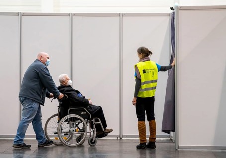Start in the vaccination centre for corona vaccinations, in a hall of Messe Essen, for people over