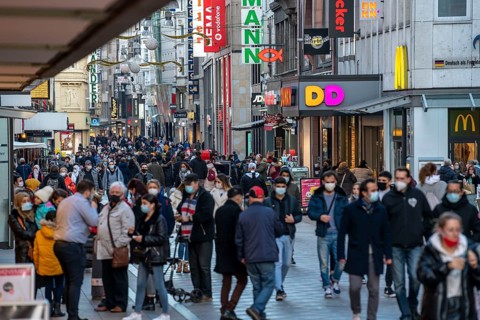 Shopping street Westenhellweg, shopping street, pedestrian zone, crowded, many people shopping,