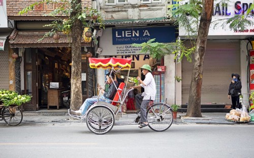 Vietnamese rickshaw driver in the Old Quarter of Hanoi, Vietnam, Asia