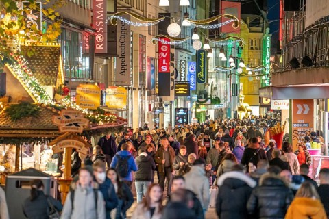 Pre-Christmas time in Dortmund, pedestrian zone, shopping street Westenhellweg, many people go