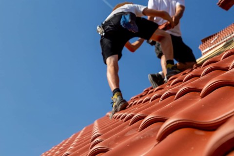 Roofing work, re-roofing of a tiled roof