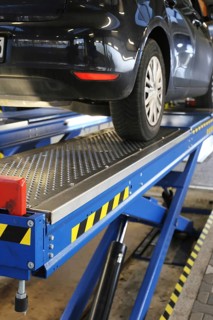 Repair workshop: Car on the lift