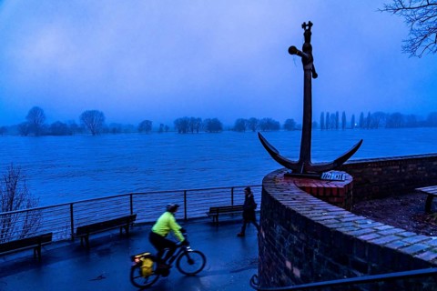 High water on the Rhine at Düsseldorf-Kaiserswerth, foggy weather, riverside paths and Rhine