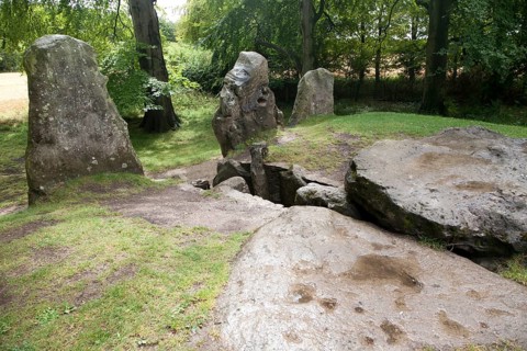 Wayland´s Smithy is an historic Neolithic chambered long barrow on the Ridgeway near Ashbury,