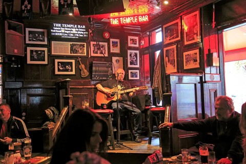 Live music performance inside the Temple Bar pub, Dublin city centre, Ireland, Republic of Ireland,