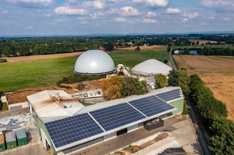 Biogas plant, gas storage, with dome, fermenter tanks for the fermentation process, use of solid