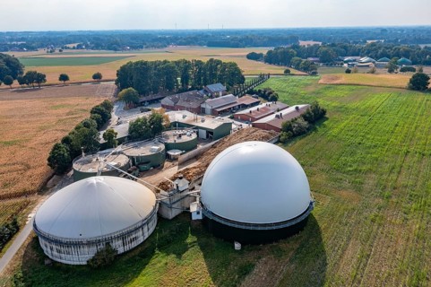 Biogas plant, gas storage, with dome, fermenter tanks for the fermentation process, use of solid