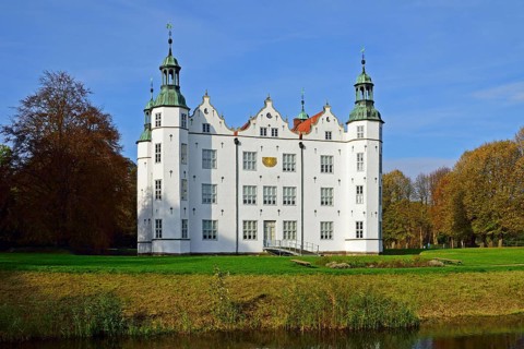 Germany, Ahrensburg, Ahrensburg Castle in autumn, Hamburg, Hamburg, Federal Republic of Germany,