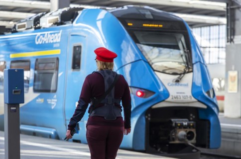Train supervisor, supervisory officer of Deutsche Bundesbahn, recognisable by the red cap, Go-Ahead