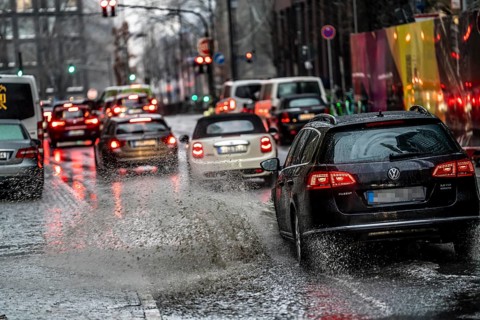 Winter, rainy weather, freezing rain, large puddle, puddle of water, in the city centre, Große
