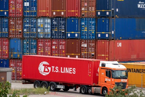 Europoort, Port of Rotterdam, Eemhaven, short sea hub, container handling for short sea connections