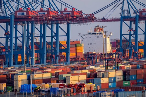 Container terminal Tollerort, container ships are loaded and unloaded, one of 4 container terminals