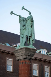 Lurspieler, antique trumpets, bronze sculpture on terracotta column, Town Hall Square, Rathausplatz