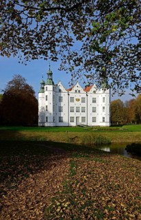 Europe, Germany, Schleswig-Holstein, Ahrensburg, moated castle Ahrensburg, autumn, front facade,
