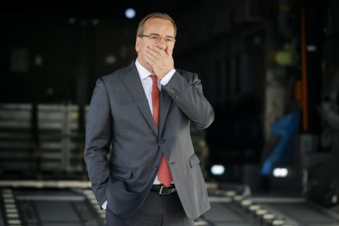Federal Minister of Defence Boris Pistorius, SPD, bids farewell to the 20 or so soldiers of the