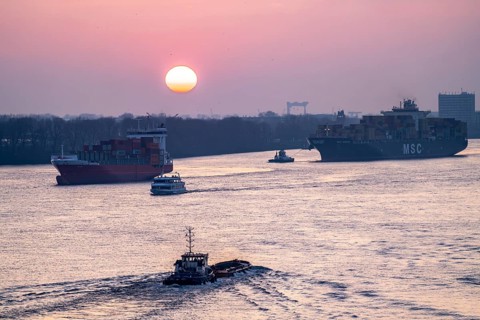 Evening shipping traffic on the Elbe, near Övelgönne, container freighter MSC Soraya arrives at
