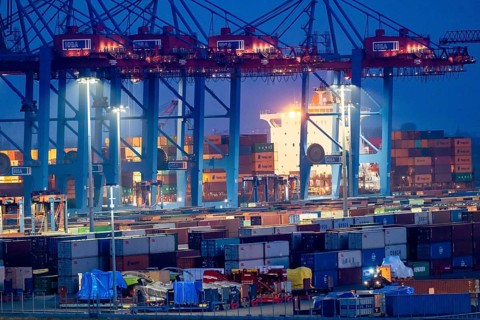 Container terminal Tollerort, container ships are loaded and unloaded, one of 4 container terminals
