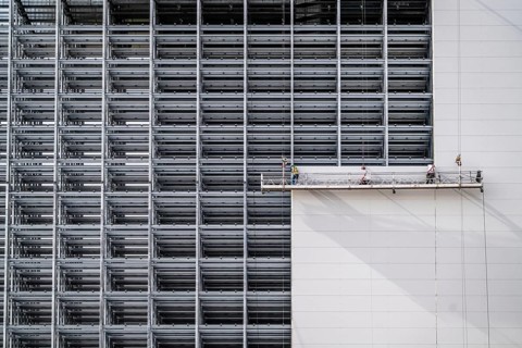 Construction of a high-bay warehouse, storage system for high space utilisation, in steel