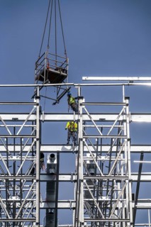 Construction of a high-bay warehouse, storage system for high space utilisation, in steel