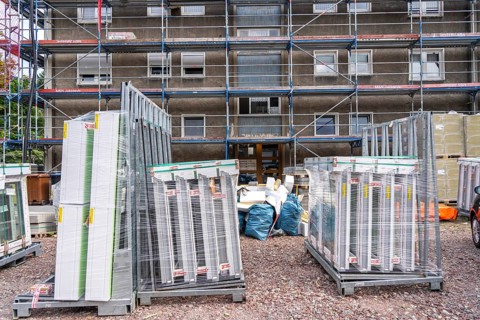 Energy-efficient refurbishment of an apartment block, thermal insulation, new windows and new roof
