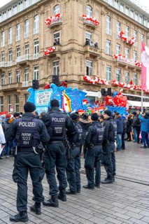 Rose Monday procession in Düsseldorf, street carnival, police operation, police officers secure the