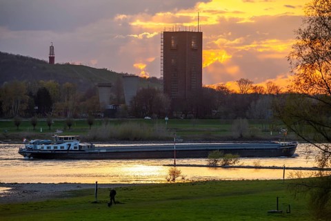 Cargo ship on the Rhine near Duisburg-Beeckerwerth, Rheinpreussen spoil tip in Mörs, spoil tip sign
