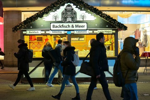 Pre-Christmas season, Christmas market in the city centre of Essen, Kettwiger Straße, stalls, snack