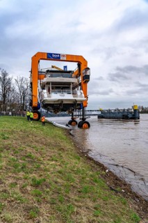 Craning the €6.3 million Sunseeker 88Y motor yacht, weighing 82 tonnes, in preparation for the