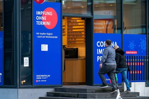 Corona test centre and vaccination centre, in the city centre at the main railway station, Essen,