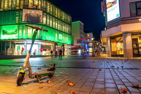 Christmas lockdown in the Corona crisis, empty shopping street, closed shops, hardly any