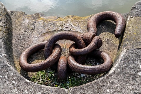 Hook for mooring ships and boats to a quay wall