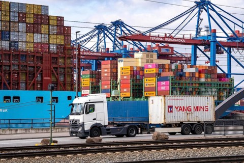 Port of Hamburg, Waltershofer Hafen, container ships, lorries bring and collect freight containers
