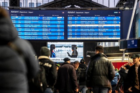 Display boards at Hamburg central station, evening rush hour, in front of another GDL, train driver