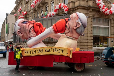 Rose Monday parade in Düsseldorf, street carnival, motif float in carnival, by float builder